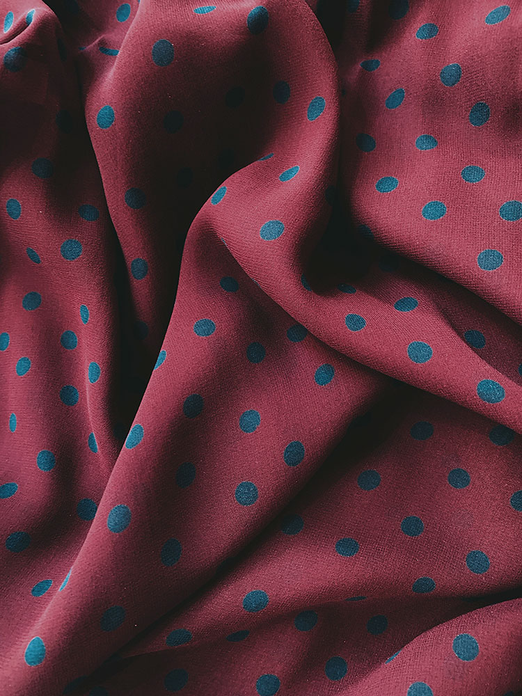 Rita - Robe feminine en mousseline de soie vintage imprimée bordeaux