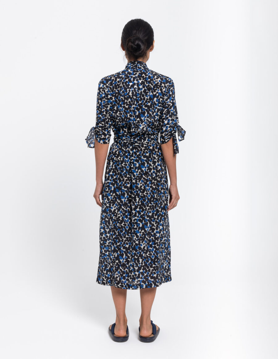 Feminine dress with shawl collar in a abstract blue, black and offwhite vintage print in silk crêpe de chine
