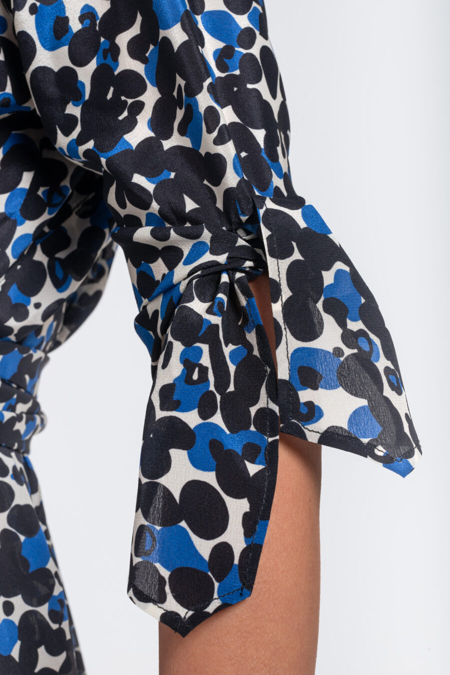 Feminine dress with shawl collar in a abstract blue, black and offwhite vintage print in silk crêpe de chine