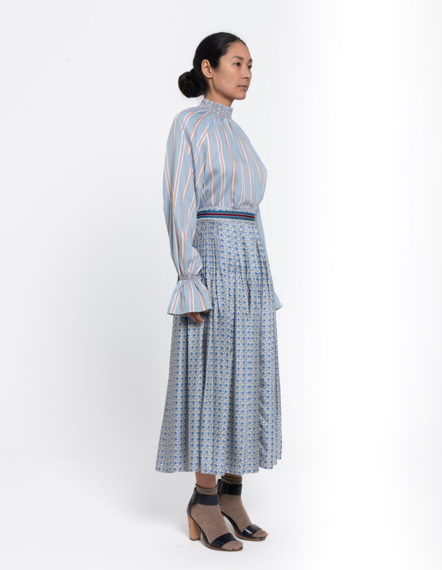 Large skirt with pleats at waist in a geometric light blue and grey cravatte print in silk twill