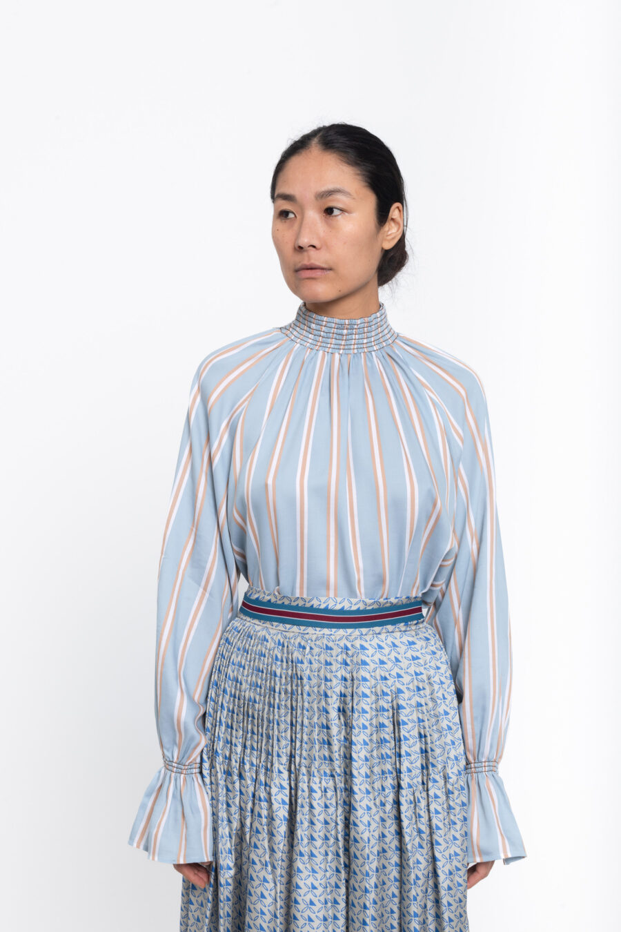 Large skirt with pleats at waist in a geometric light blue and grey cravatte print in silk twill