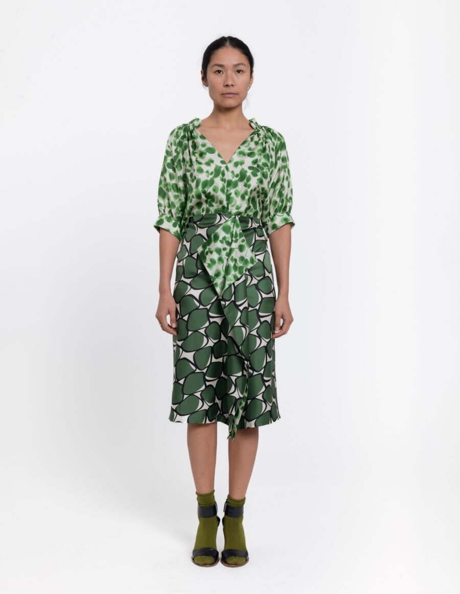 Skirt with ruffled front in a geometric green and offwhite vintage print in silk twill