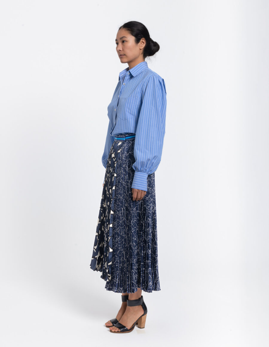 Pleated wrapskirt in mixed blue and offwhite vintage print in silk twill