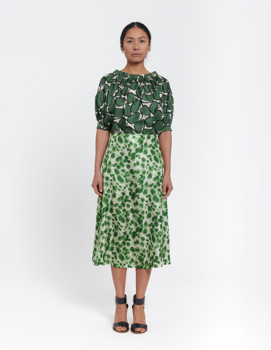 Top with gathered neckline in a geometric green and offwhite vintage print in silk twill