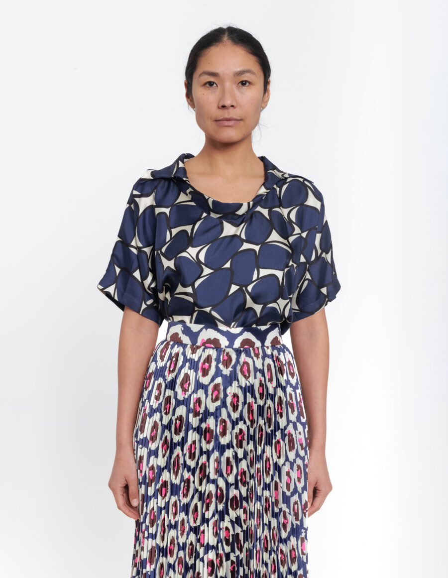 Shortsleeved top with sailor collar in a geometric blue and off white vintage print in silk twill