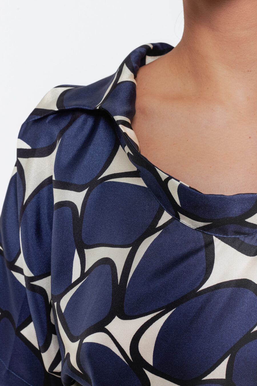 Shortsleeved top with sailor collar in a geometric blue and off white vintage print in silk twill