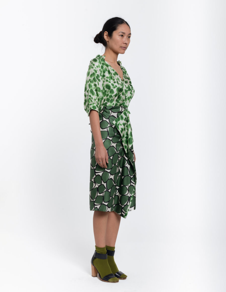 Shortsleeve top with ruffled neckline in a floral green and offwhite vintage print in silk twill